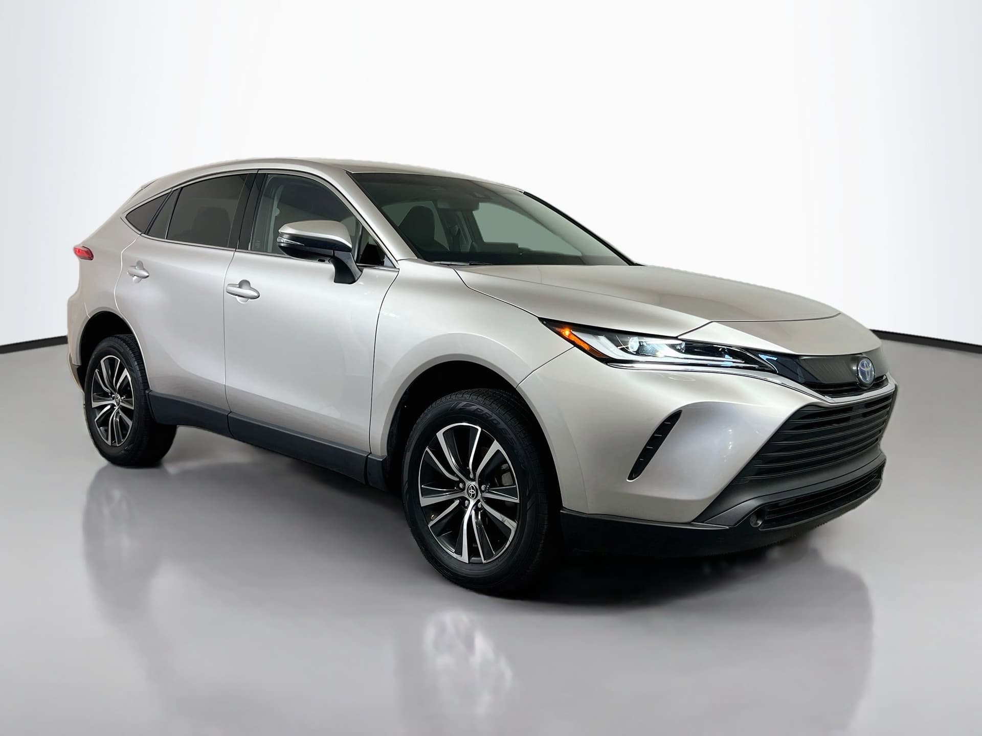 2024 Toyota Venza LE — photo 1 of 35