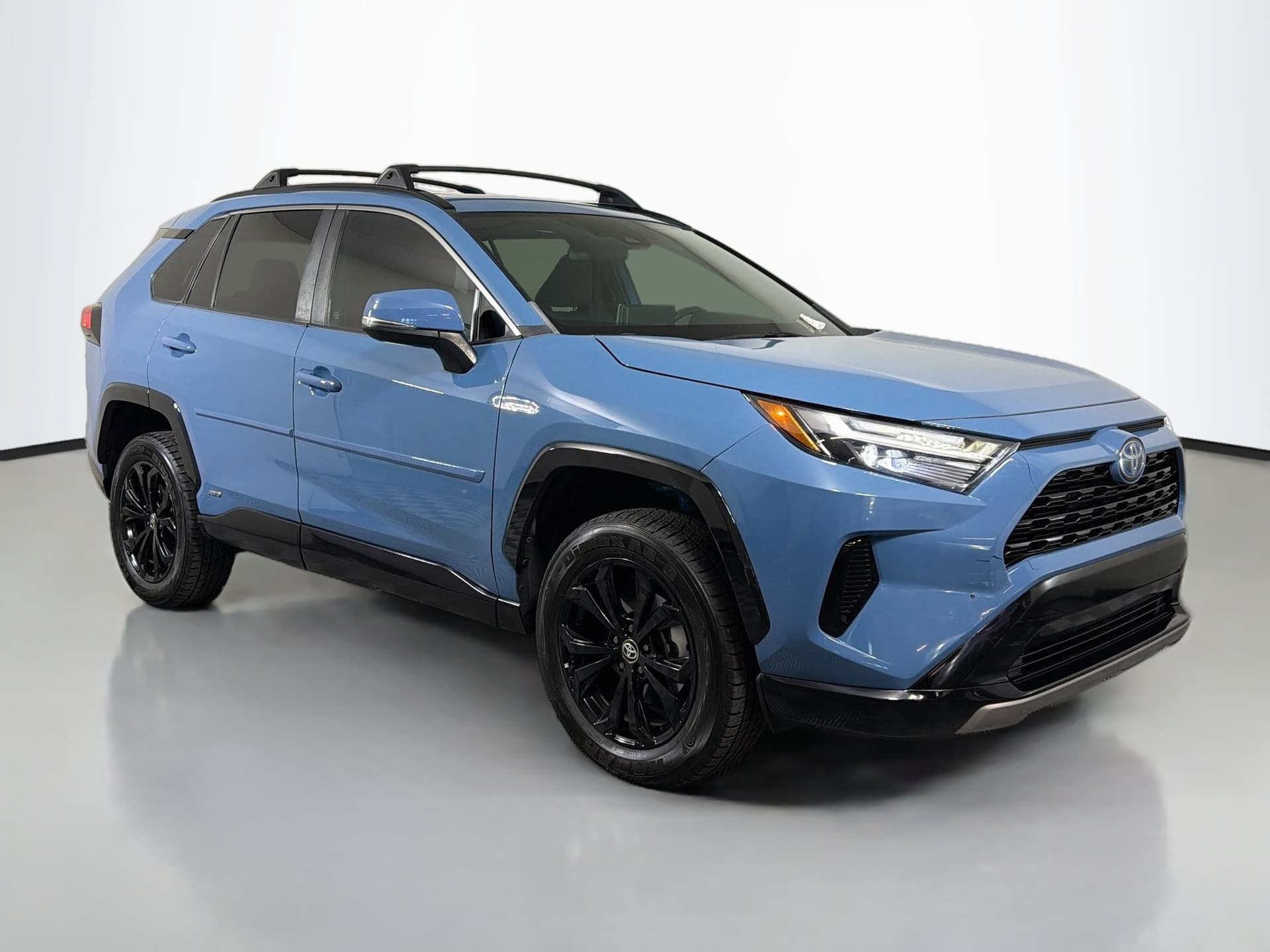 2022 Toyota RAV4 Hybrid SE — photo 1 of 37