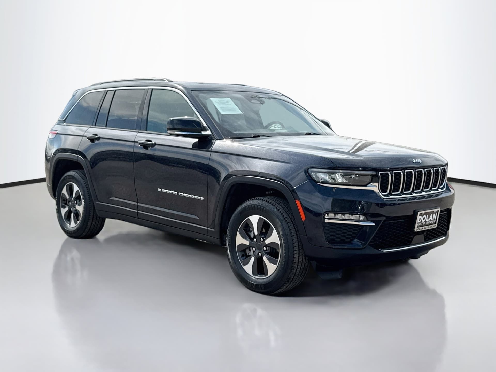 2024 Jeep Grand Cherokee Base — photo 1 of 39