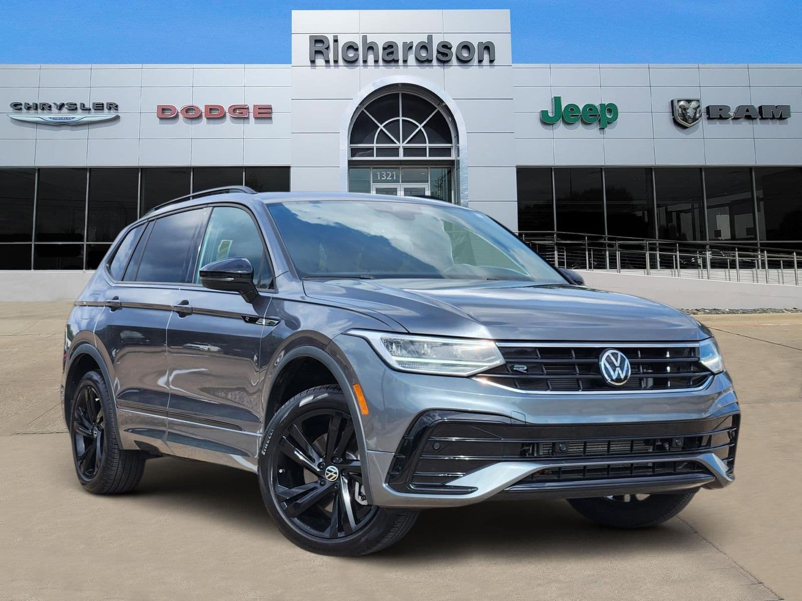 2024 Volkswagen Tiguan SE R-Line Black — photo 1 of 44