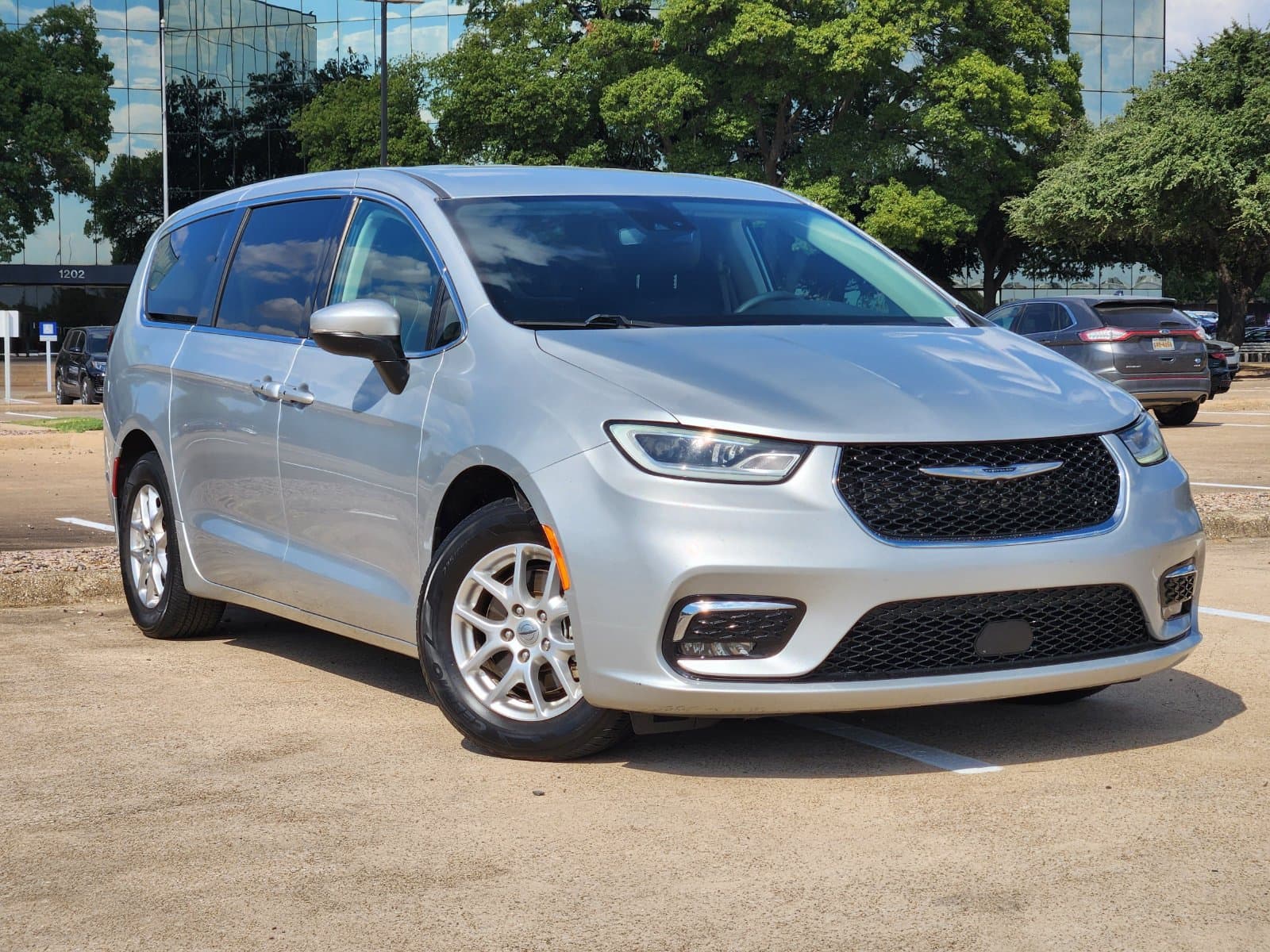 2023 Chrysler Pacifica Touring L — photo 1 of 40