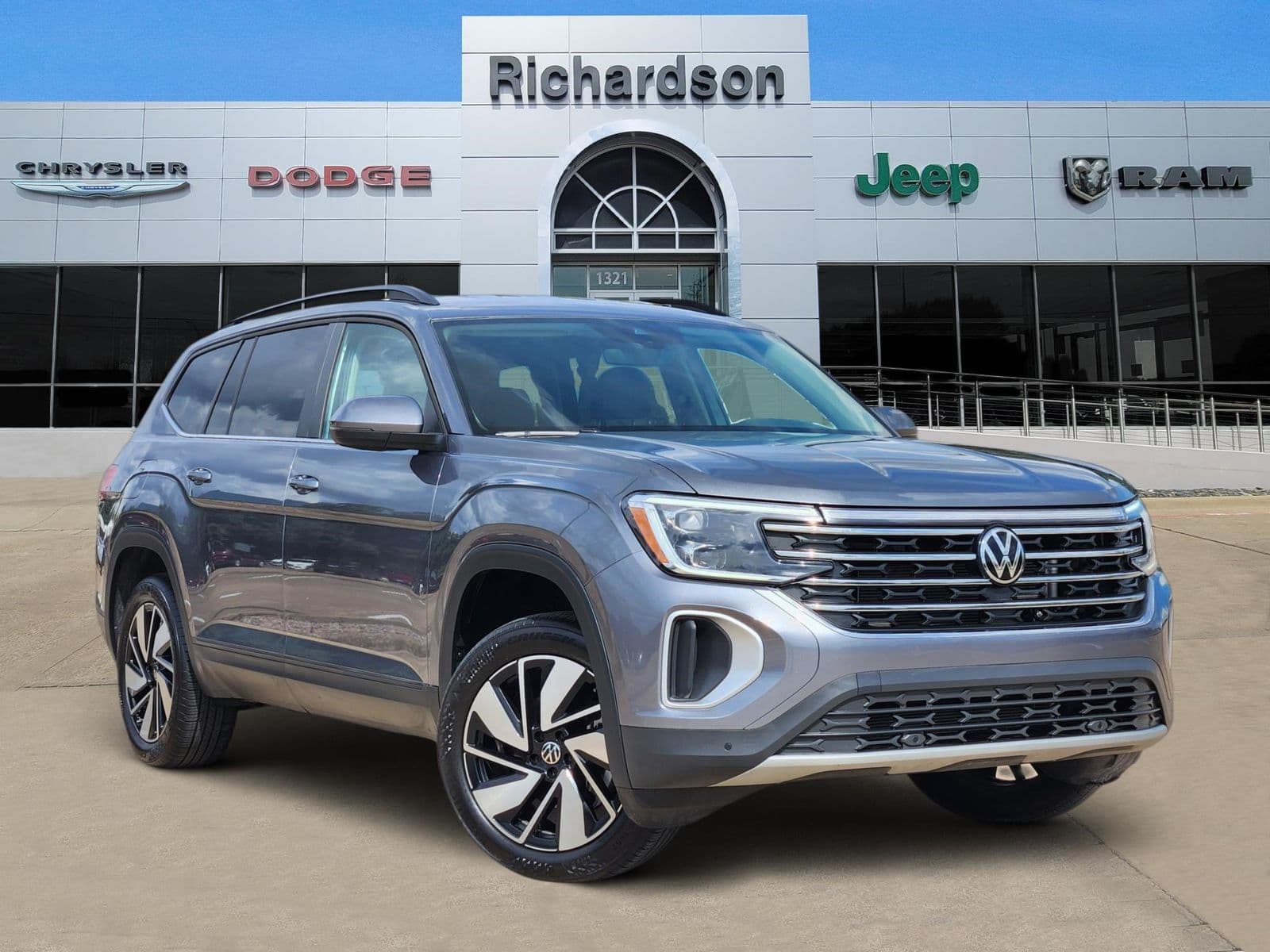 2025 Volkswagen Atlas 2.0T SE w/Technology — photo 1 of 41