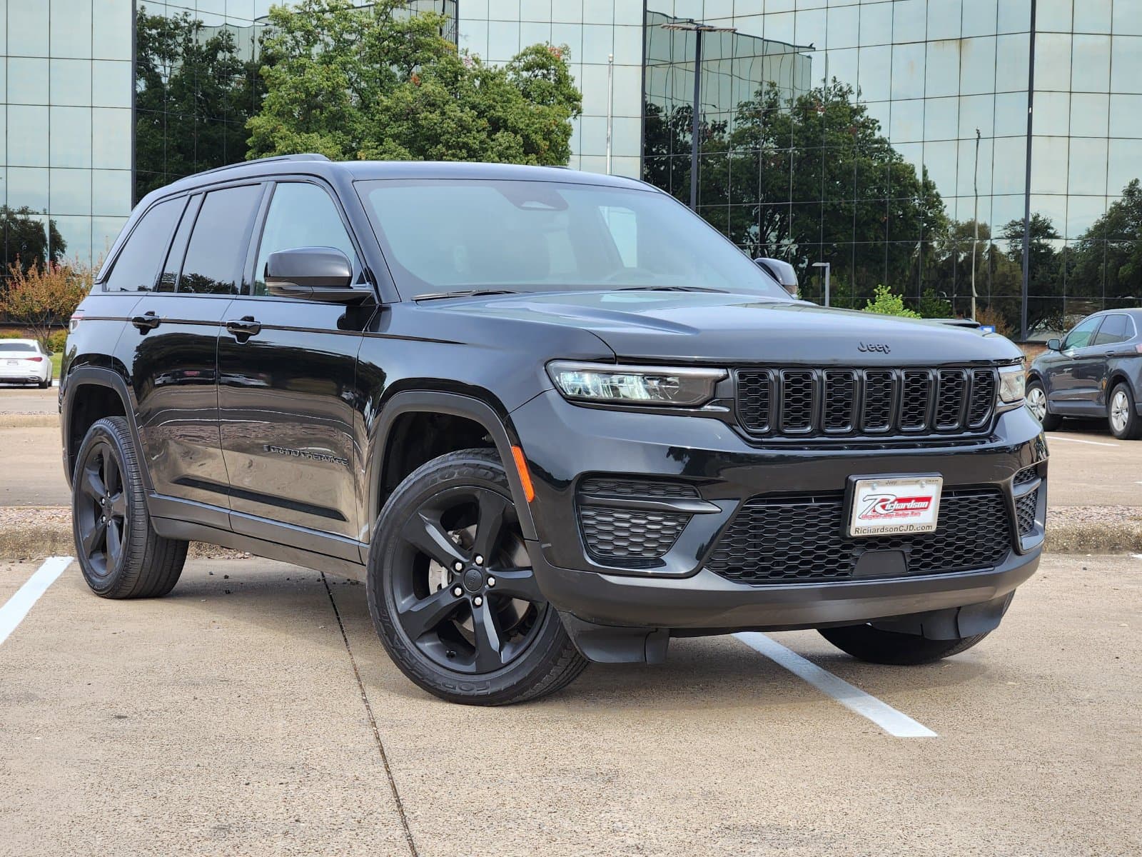 2023 Jeep Grand Cherokee Laredo — photo 1 of 41