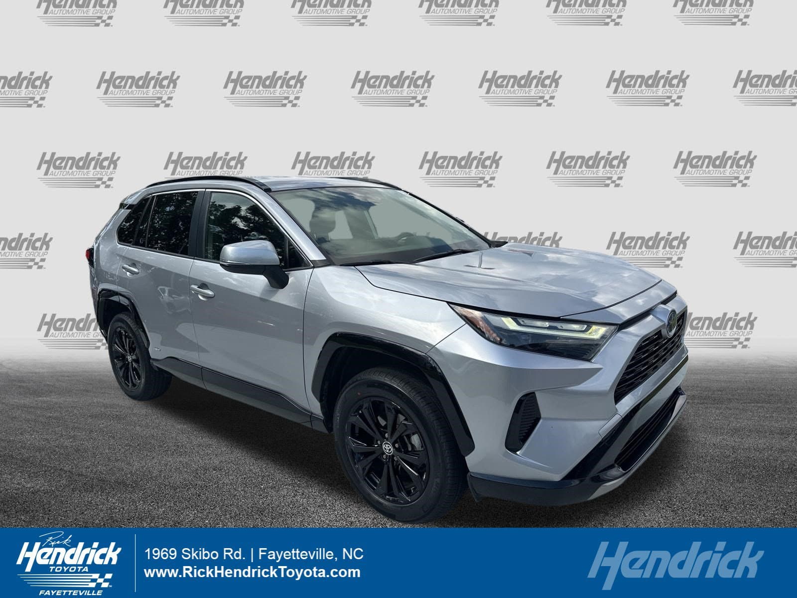 2022 Toyota RAV4 Hybrid SE — photo 1 of 46