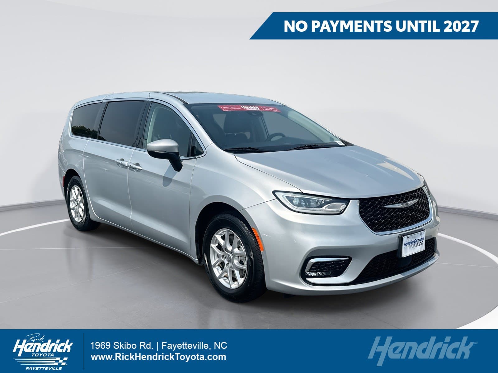 2023 Chrysler Pacifica Touring L — photo 1 of 41