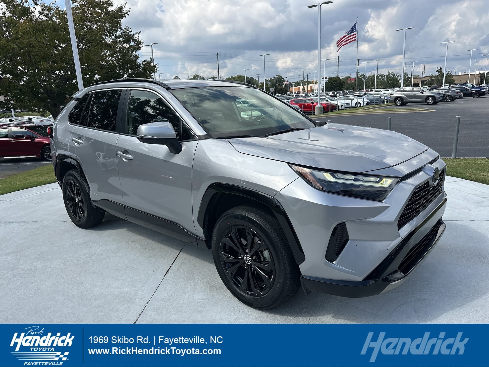 2022 Toyota RAV4 Hybrid SE — photo 1 of 46