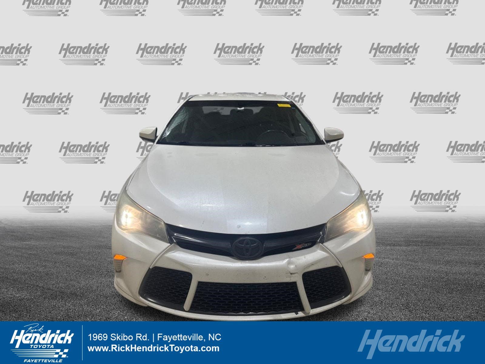 2016 Toyota Camry SE — photo 1 of 16