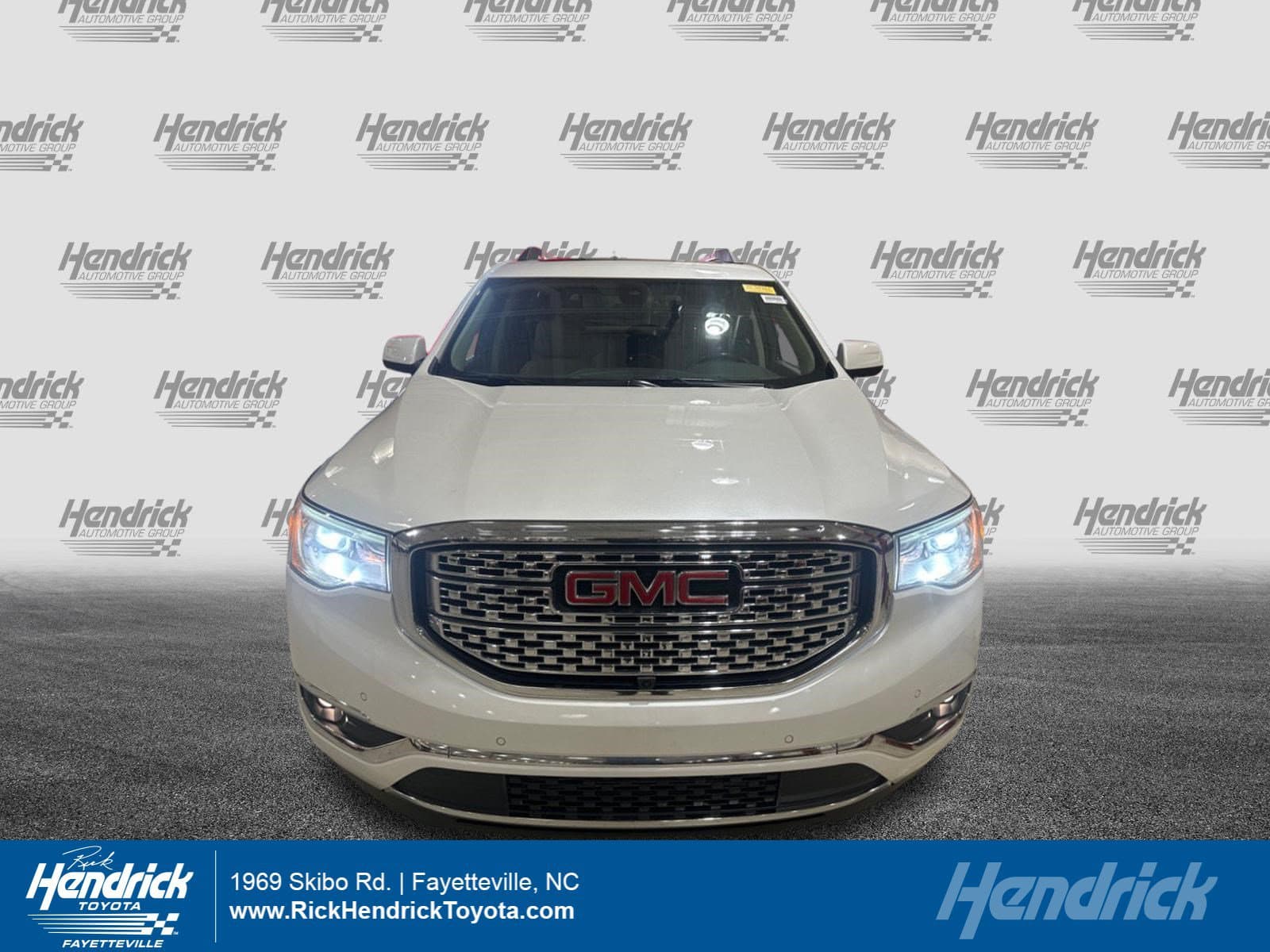 2018 GMC Acadia Denali — photo 1 of 14
