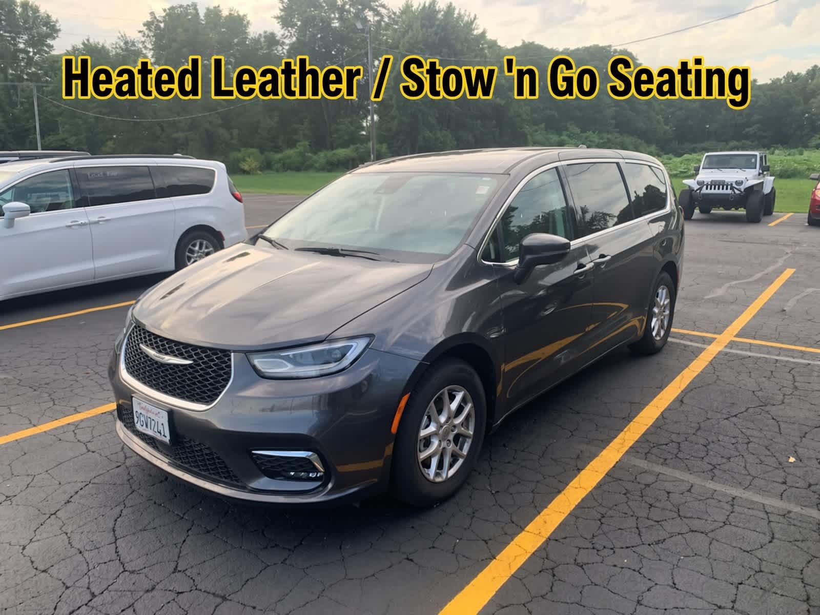 2023 Chrysler Pacifica Touring L — photo 1 of 11
