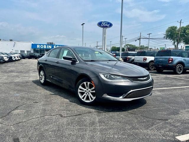 2016 Chrysler 200 Limited — photo 1 of 8