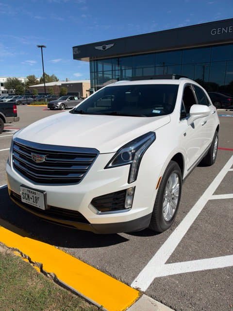 2017 Cadillac XT5 FWD — photo 1 of 9