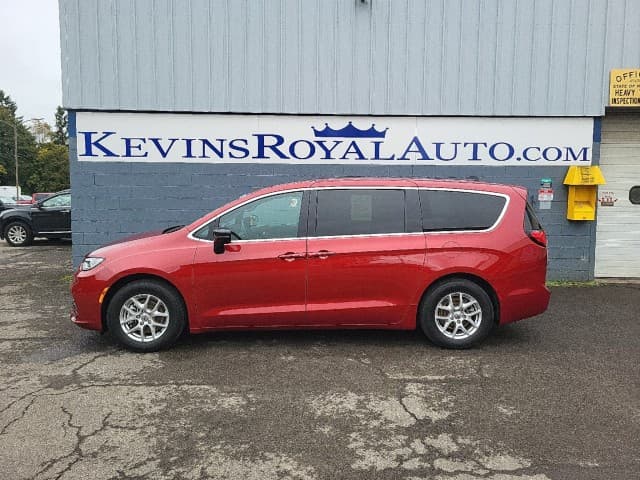 2025 Chrysler Pacifica Select — photo 1 of 15