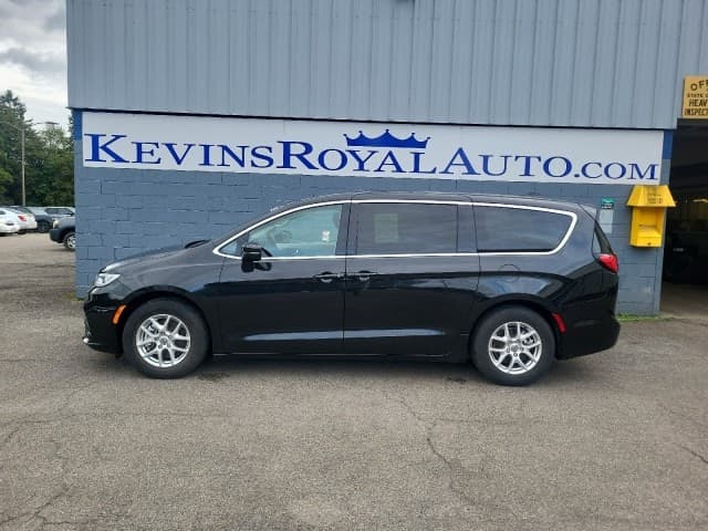 2023 Chrysler Pacifica Touring L — photo 1 of 16