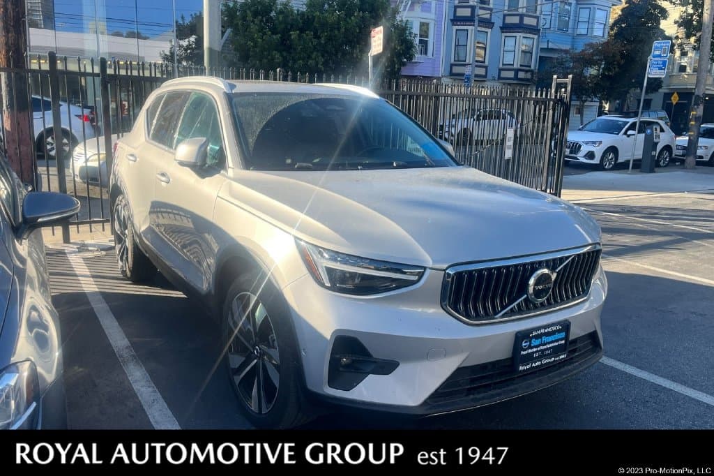 2023 Volvo XC40 Base — photo 1 of 5