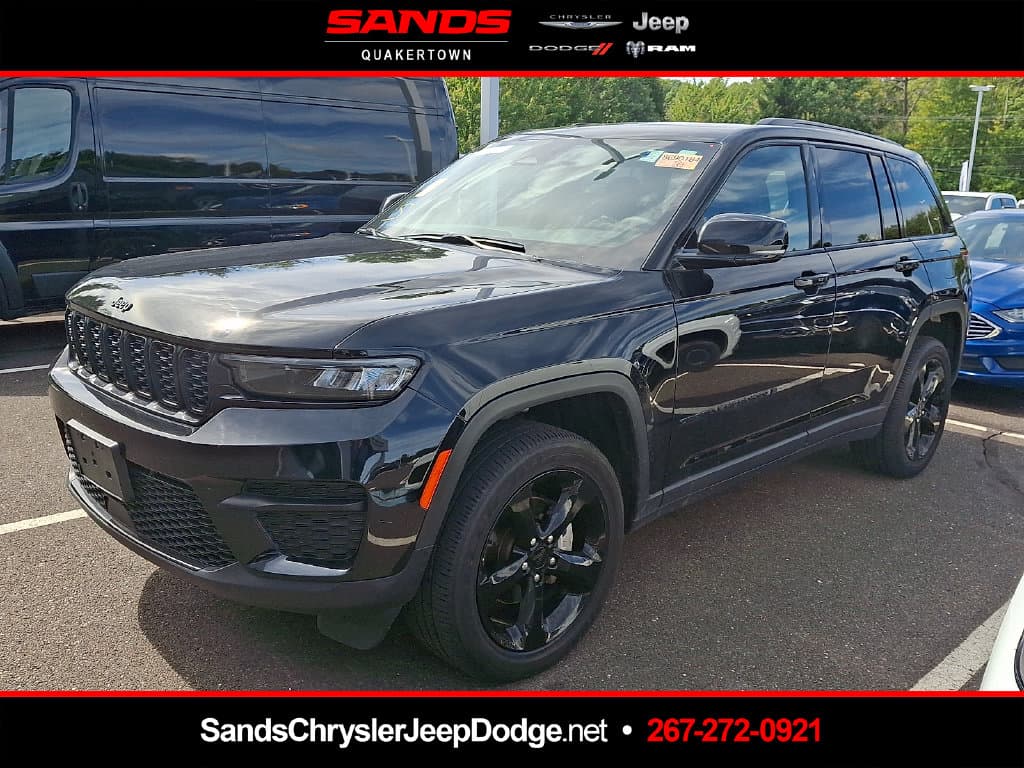 2024 Jeep Grand Cherokee Laredo — photo 1 of 11