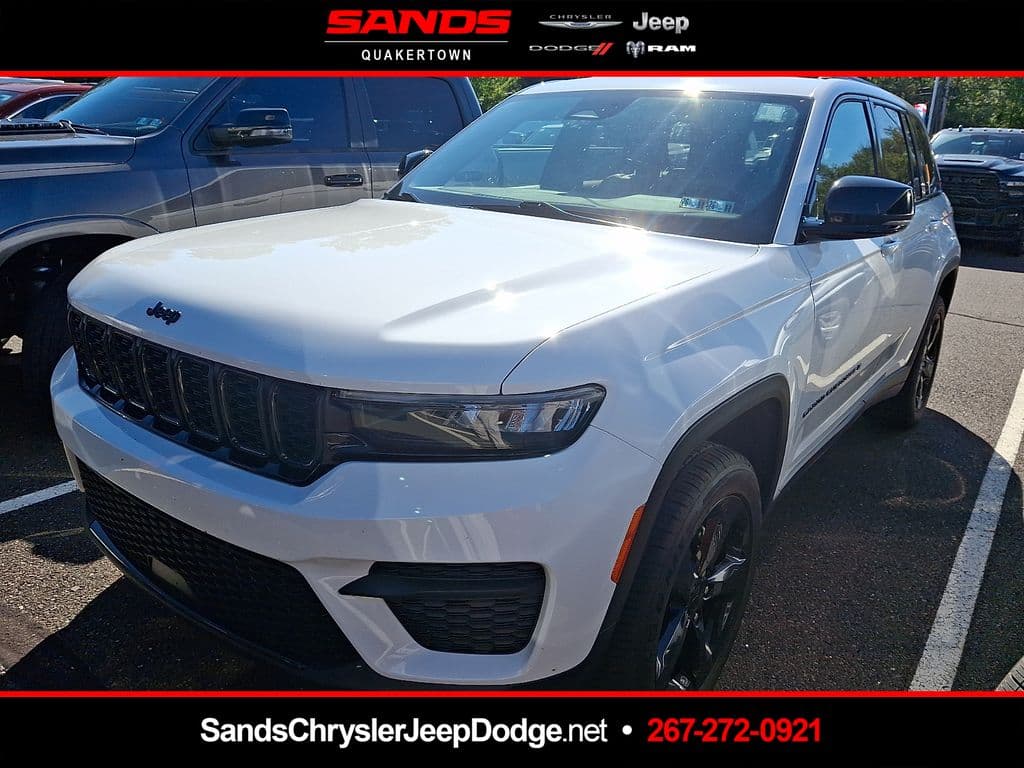2023 Jeep Grand Cherokee Laredo — photo 1 of 11