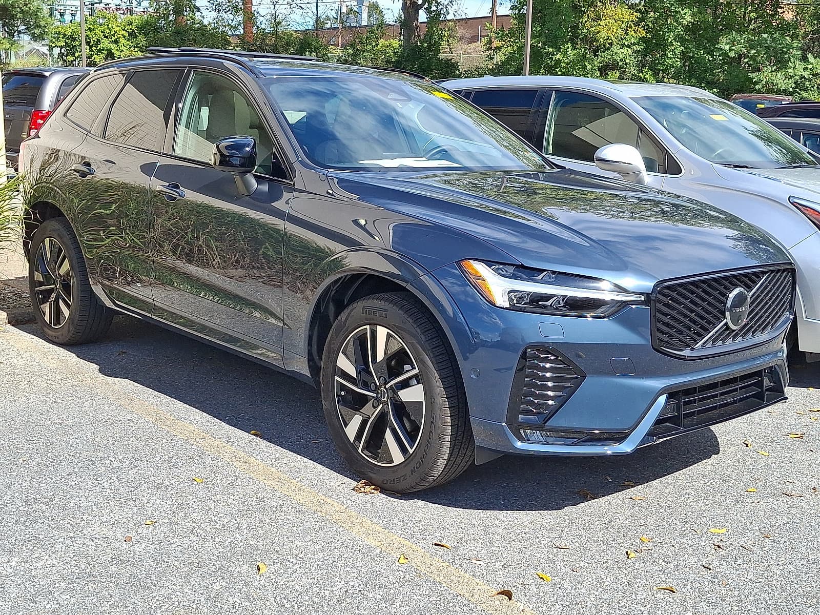 2026 Volvo XC60 Plus — photo 1 of 4