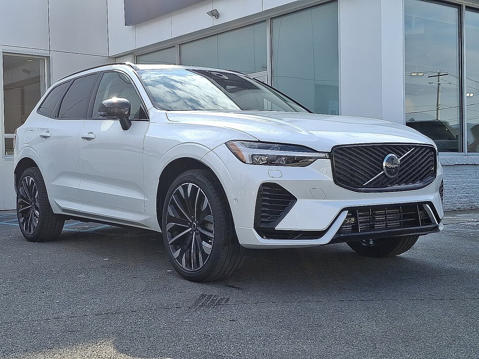 2026 Volvo XC60 Plug-In Hybrid Base — photo 1 of 17