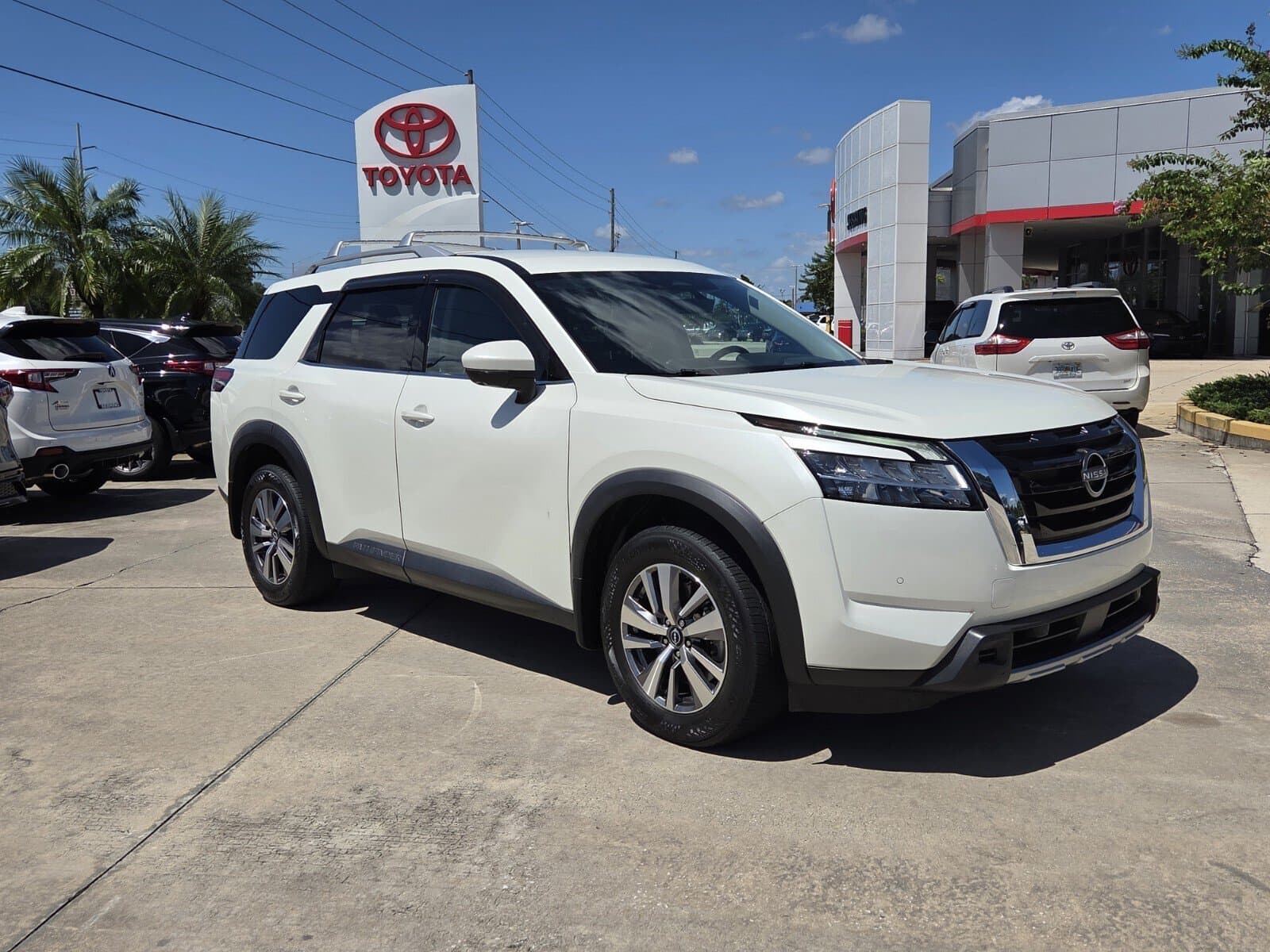 2023 Nissan Pathfinder SL — photo 1 of 29