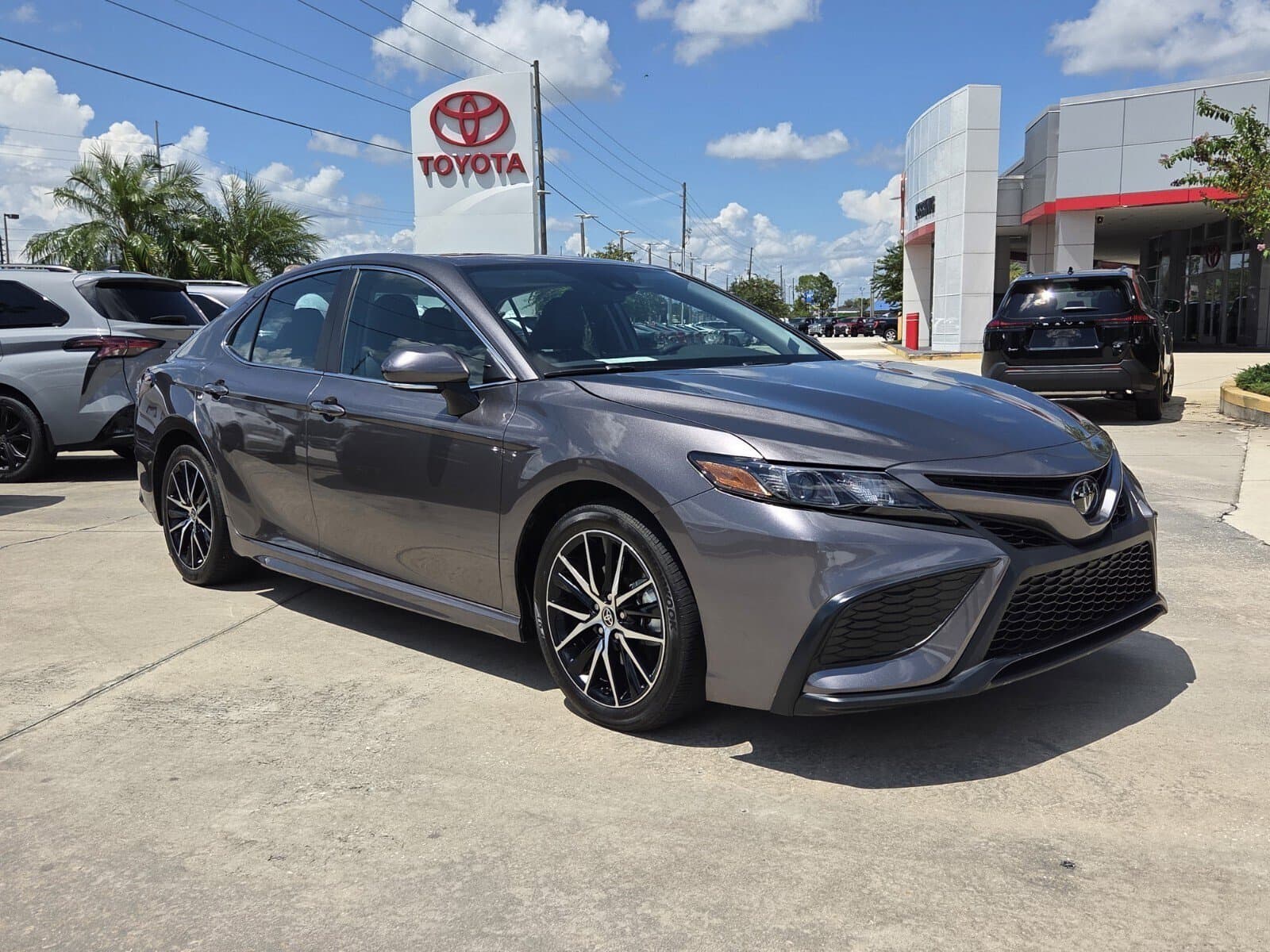 2024 Toyota Camry SE — photo 1 of 25