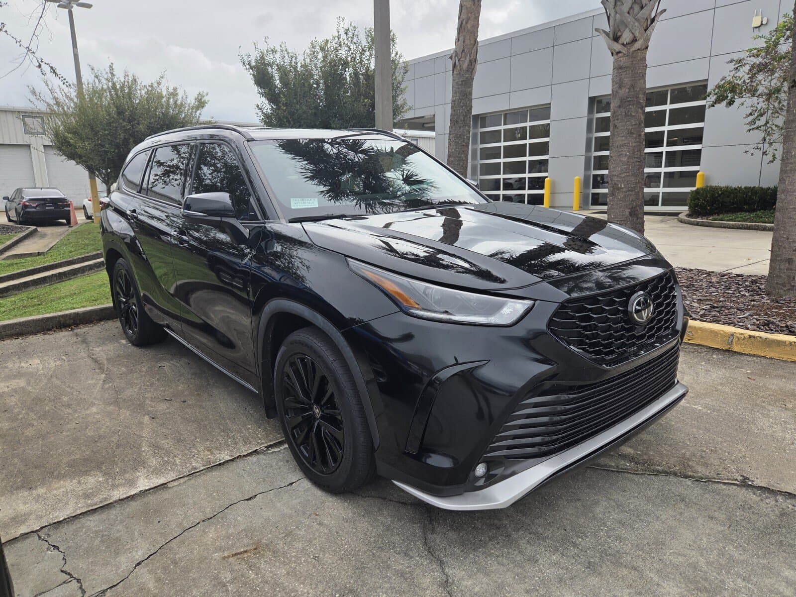 2024 Toyota Highlander LE — photo 1 of 3
