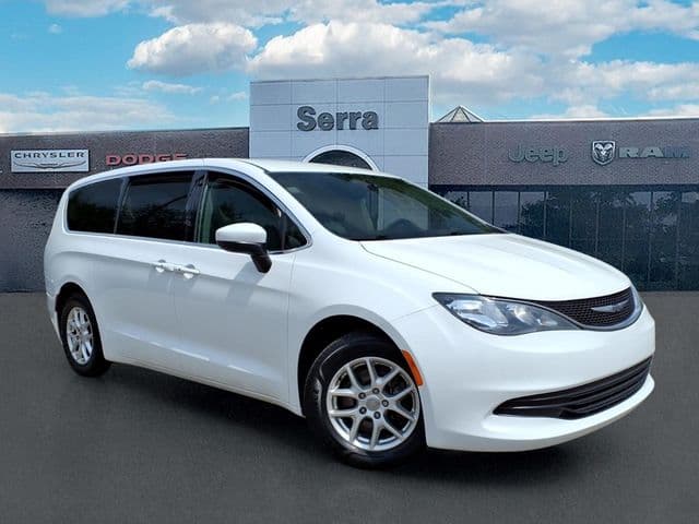 2017 Chrysler Pacifica Touring — photo 1 of 32