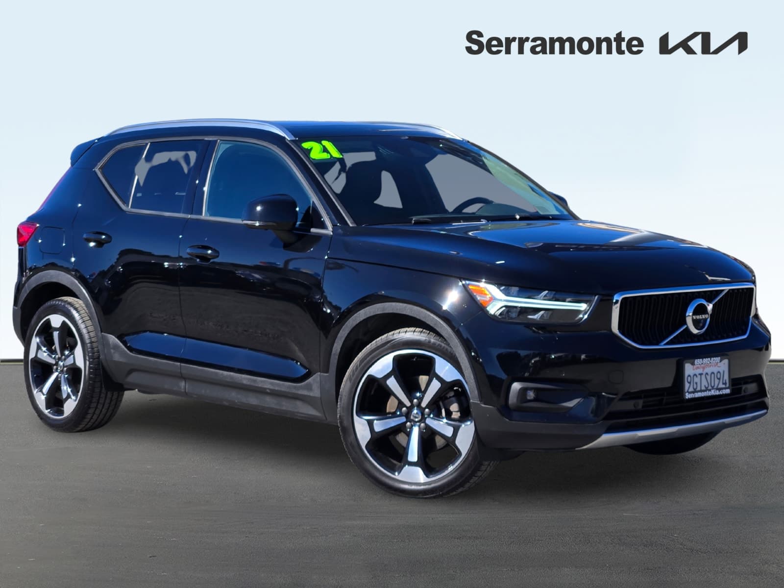 2021 Volvo XC40 Momentum — photo 1 of 27