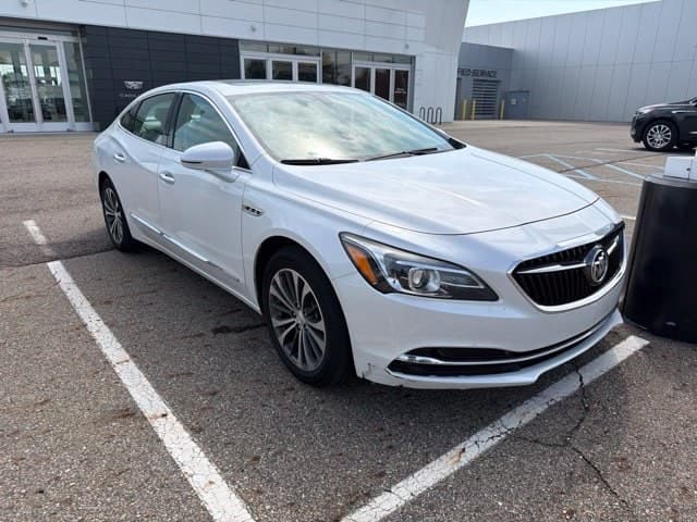2017 Buick LaCrosse Essence — photo 1 of 4