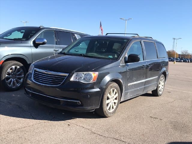 2016 Chrysler Town & Country Touring — photo 1 of 11