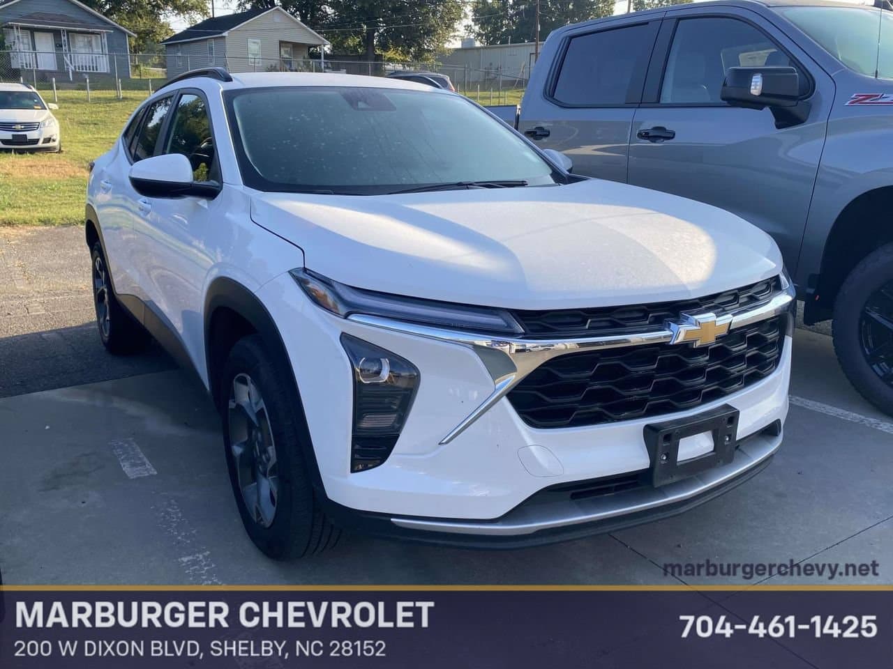 2025 Chevrolet Trax LT — photo 1 of 11