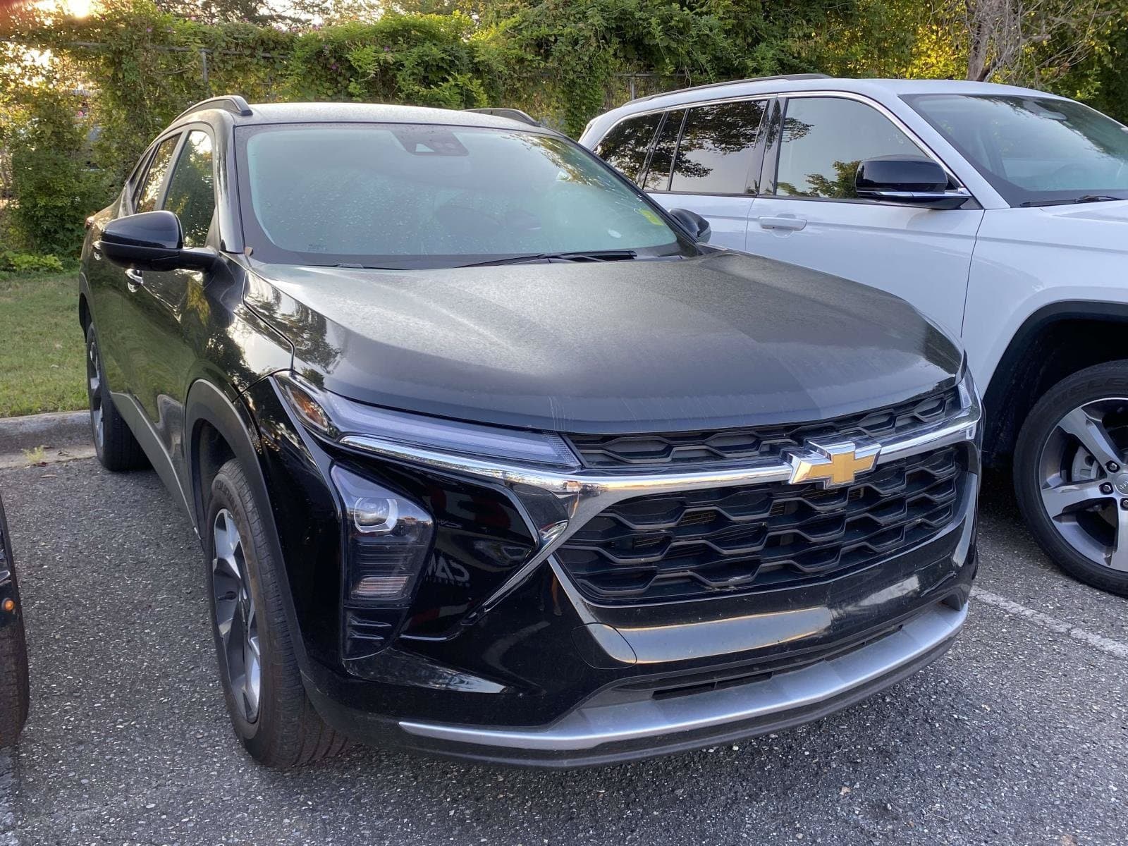2025 Chevrolet Trax LT — photo 1 of 12