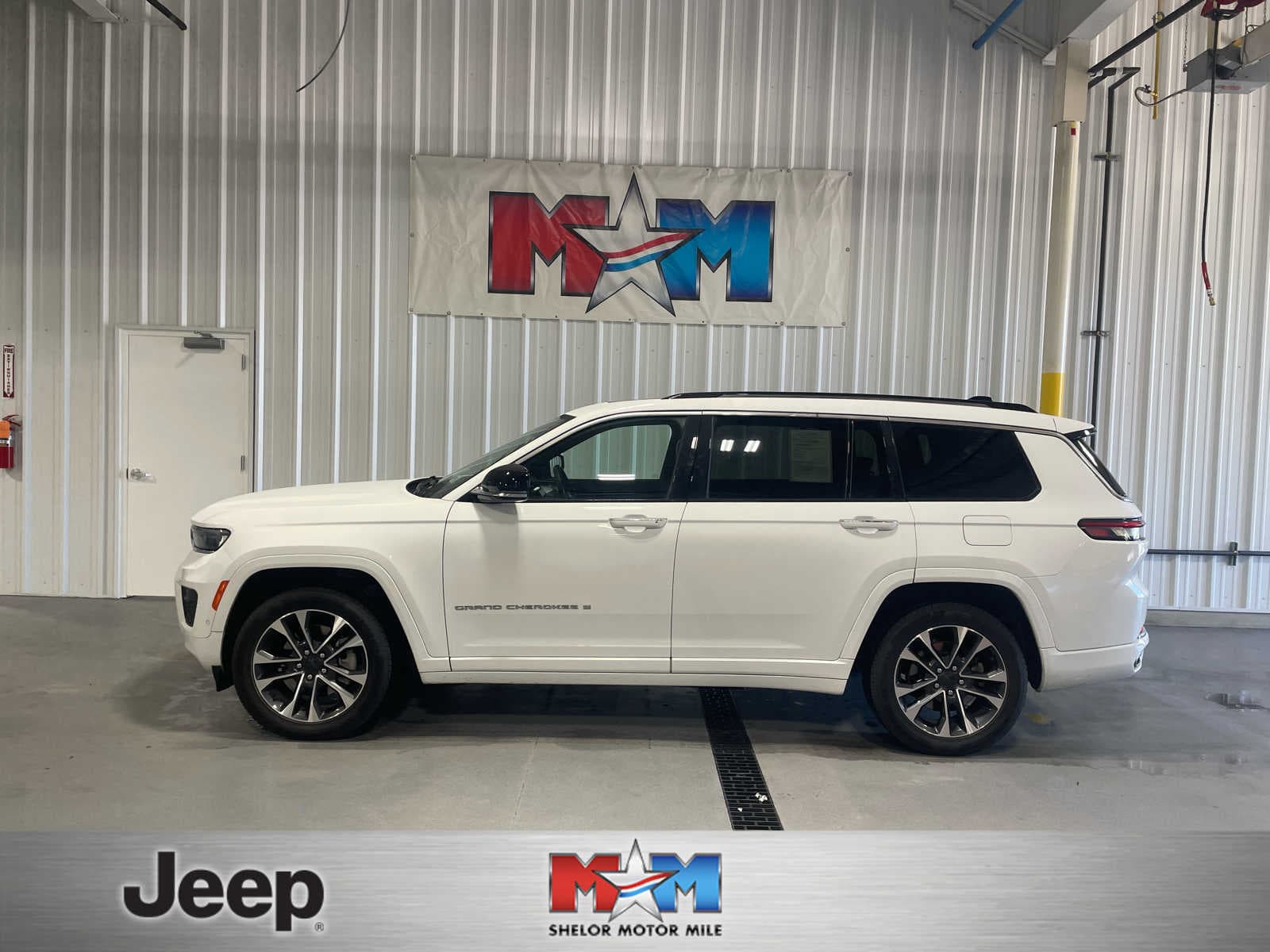 2023 Jeep Grand Cherokee L Overland — photo 1 of 8