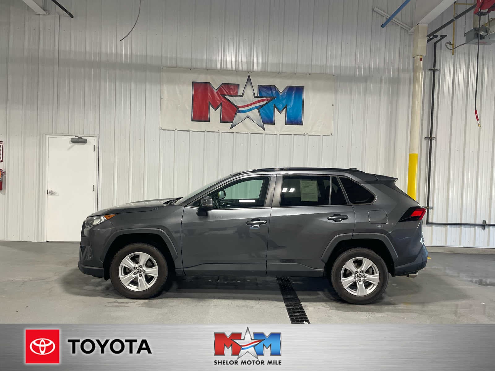 2021 Toyota RAV4 XLE — photo 1 of 8