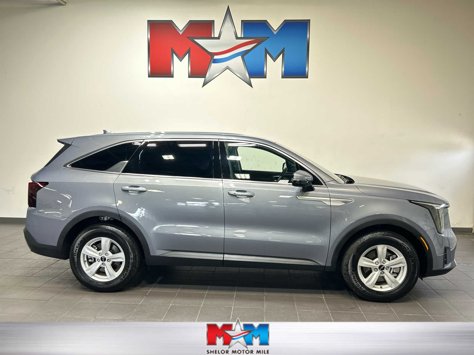 2025 Kia Sorento LX — photo 1 of 10