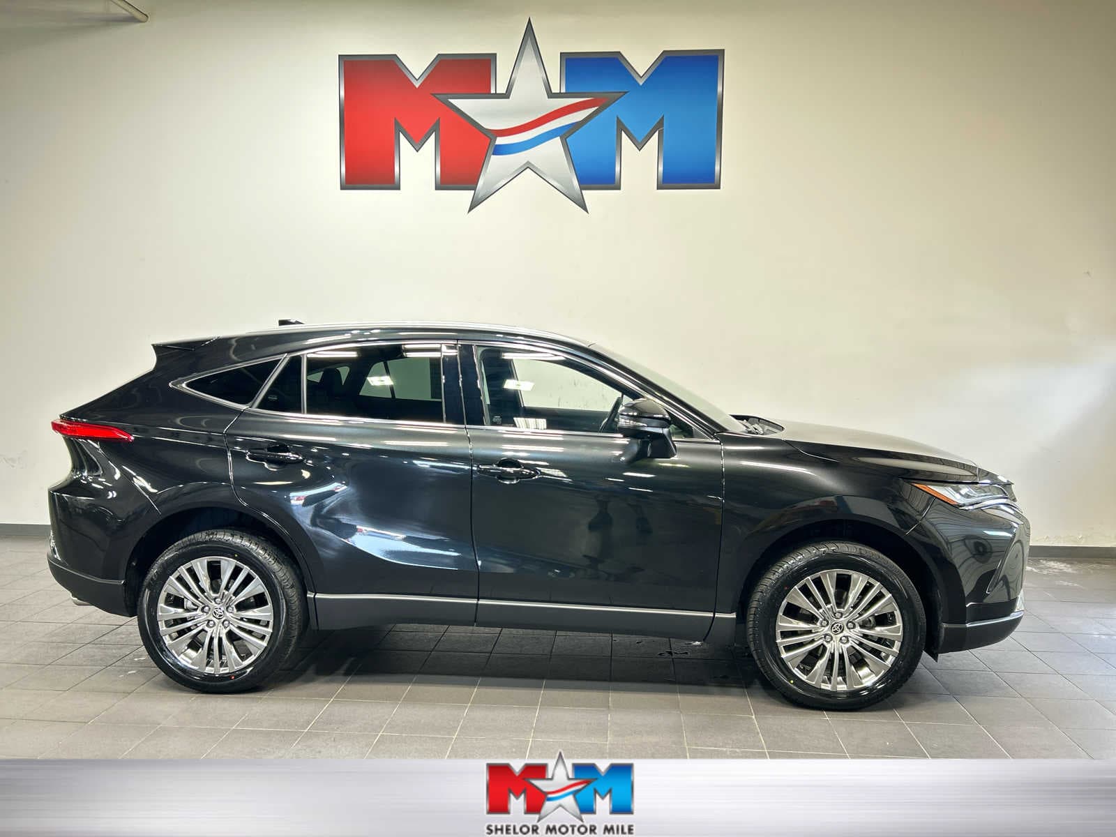 2024 Toyota Venza LE — photo 1 of 10