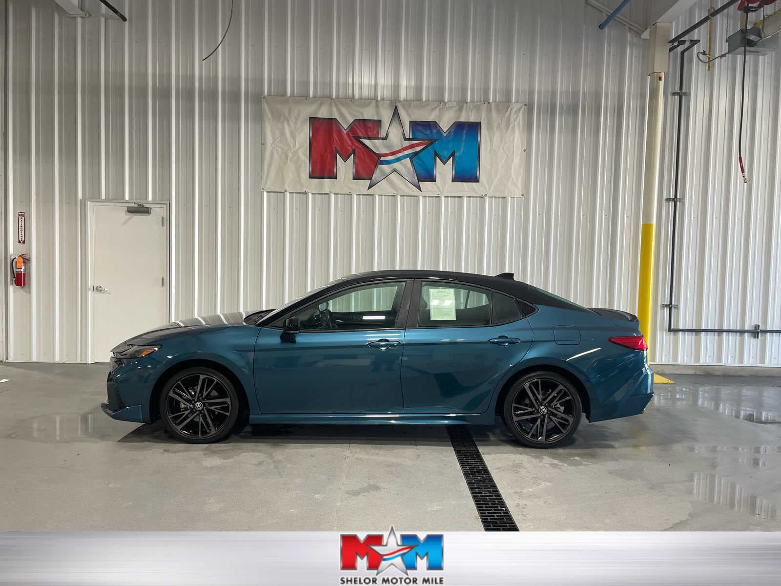 2025 Toyota Camry LE — photo 1 of 8