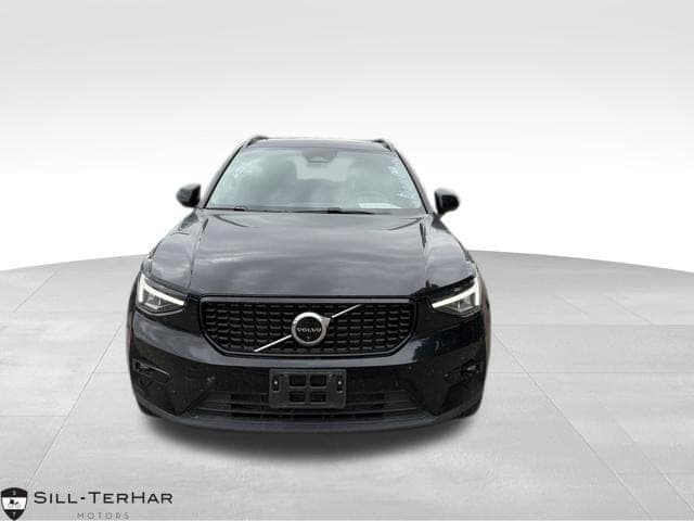 2023 Volvo XC40 Base — photo 1 of 12