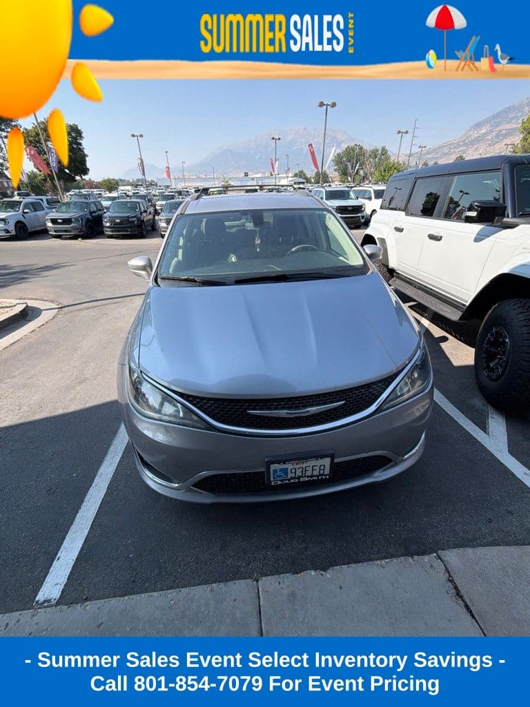 2020 Chrysler Pacifica Touring L — photo 1 of 2