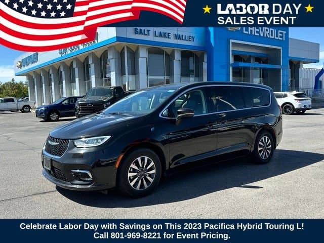 2023 Chrysler Pacifica Hybrid Touring L — photo 1 of 27