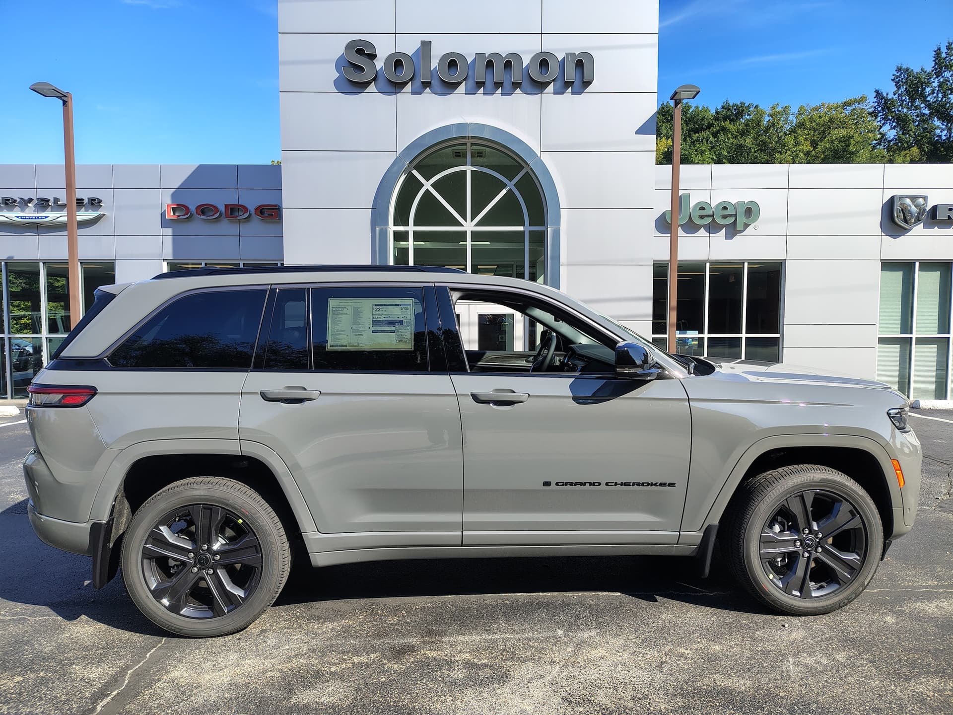 2027 Jeep Grand Cherokee Limited Reserve — photo 1 of 52