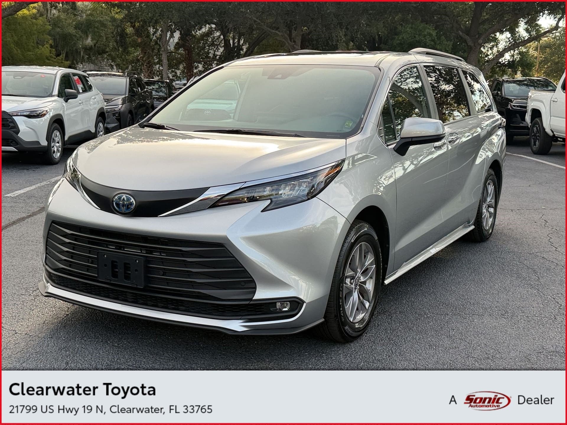 2025 Toyota Sienna XLE — photo 1 of 34