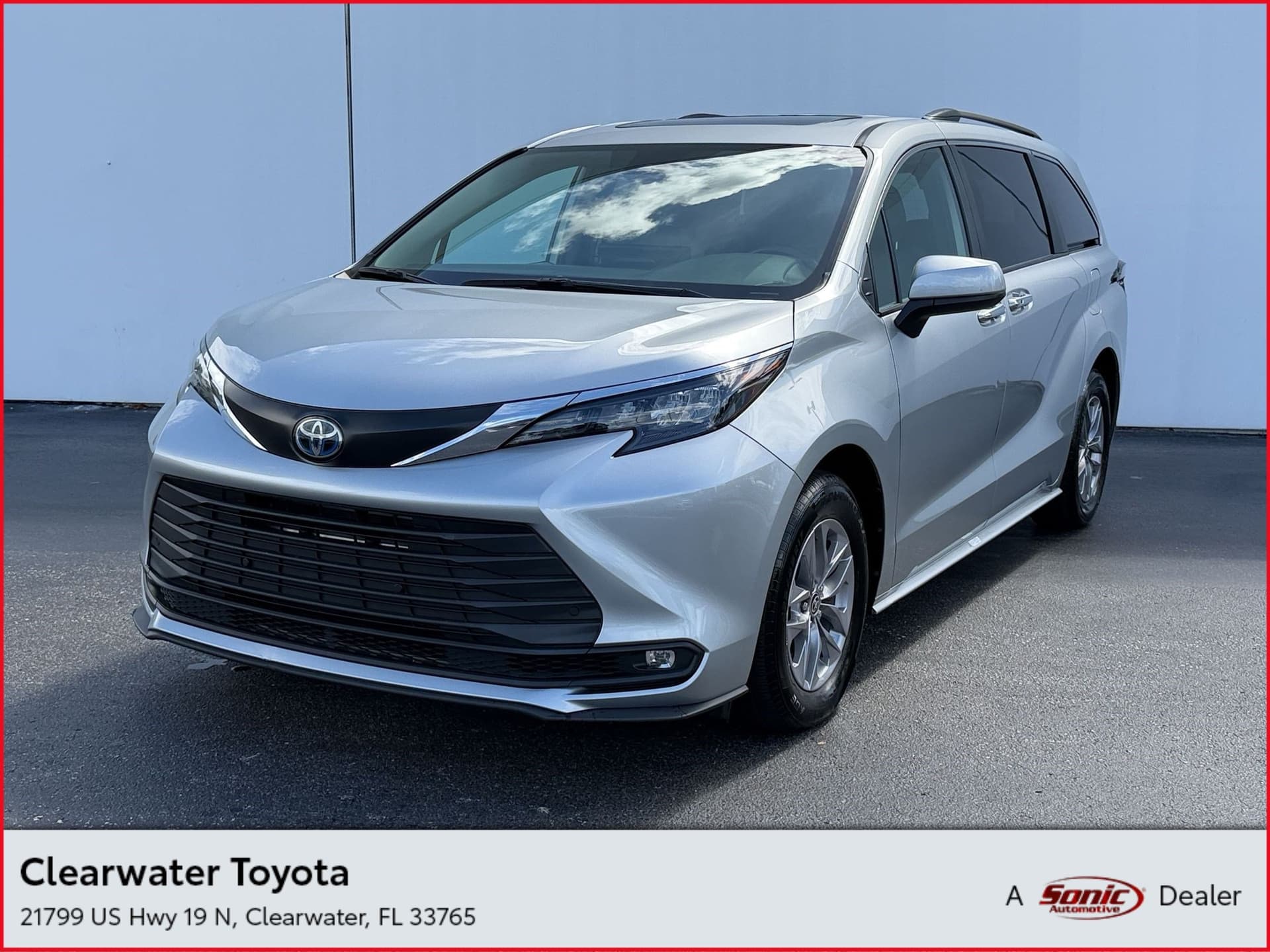2025 Toyota Sienna XLE — photo 1 of 34