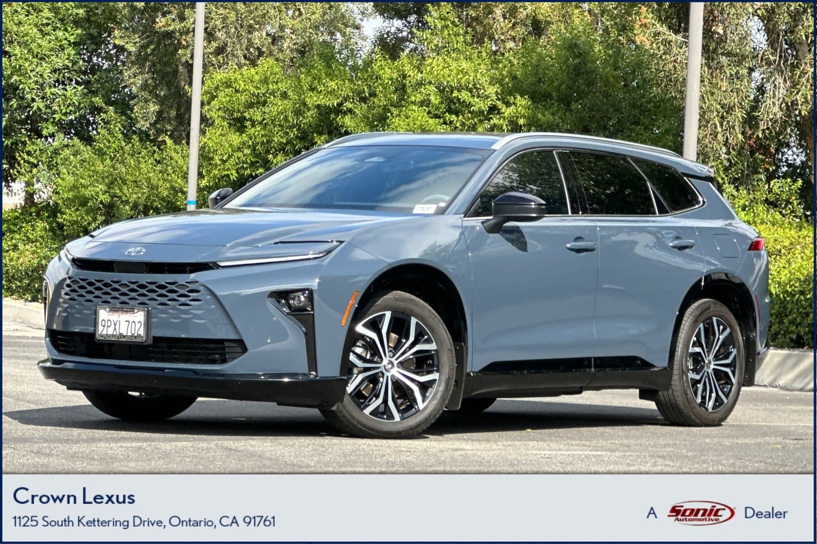 2025 Toyota Crown Signia XLE — photo 1 of 34