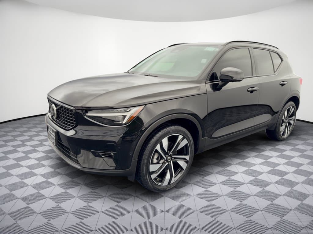 2024 Volvo XC40 Base — photo 1 of 32