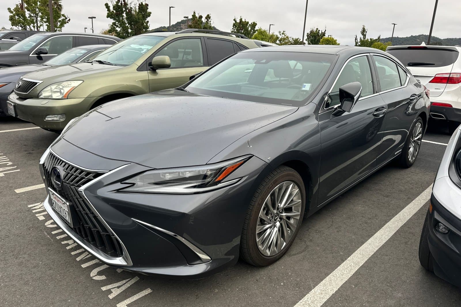 2022 Lexus ES ES 300h Luxury — photo 1 of 3