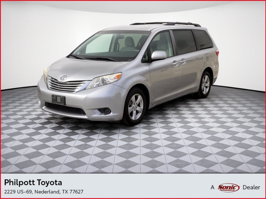 2017 Toyota Sienna LE Auto Access Seat — photo 1 of 31