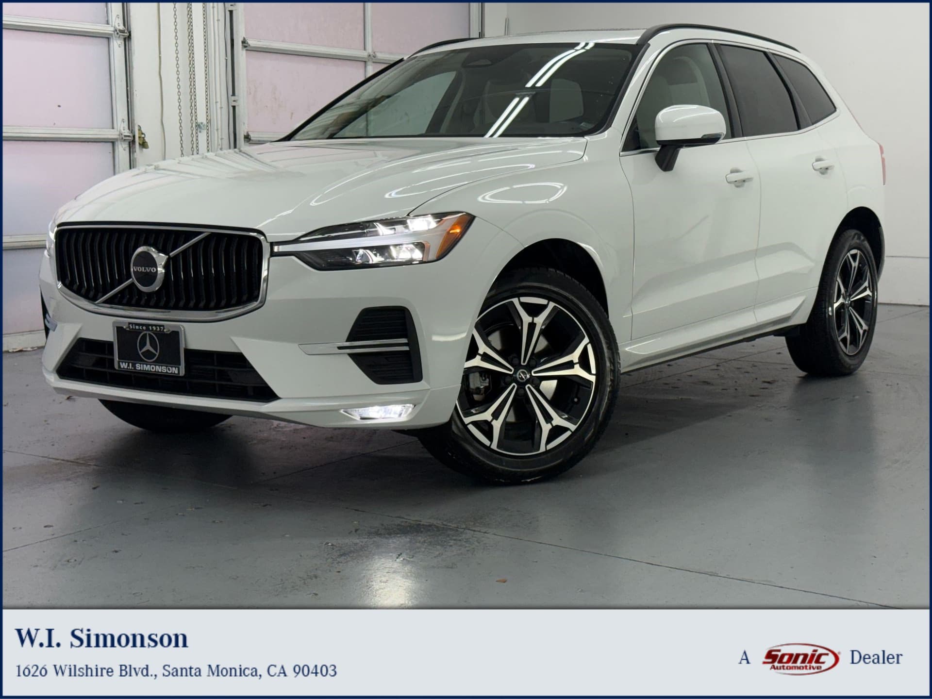 2022 Volvo XC60 Momentum — photo 1 of 32