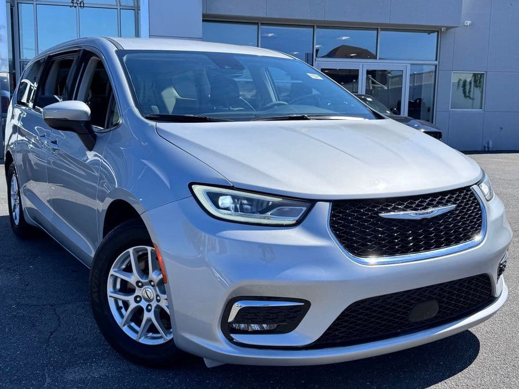 2023 Chrysler Pacifica Touring L — photo 1 of 29