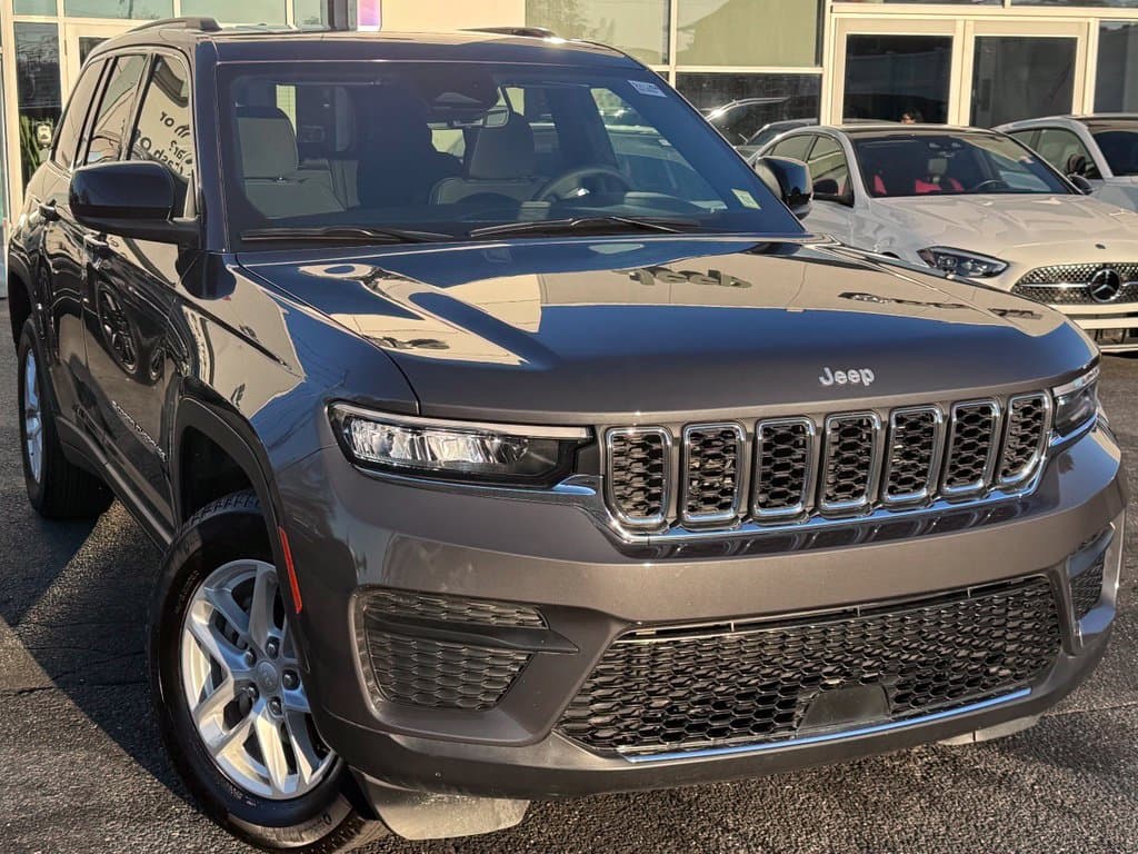 2025 Jeep Grand Cherokee Laredo — photo 1 of 24