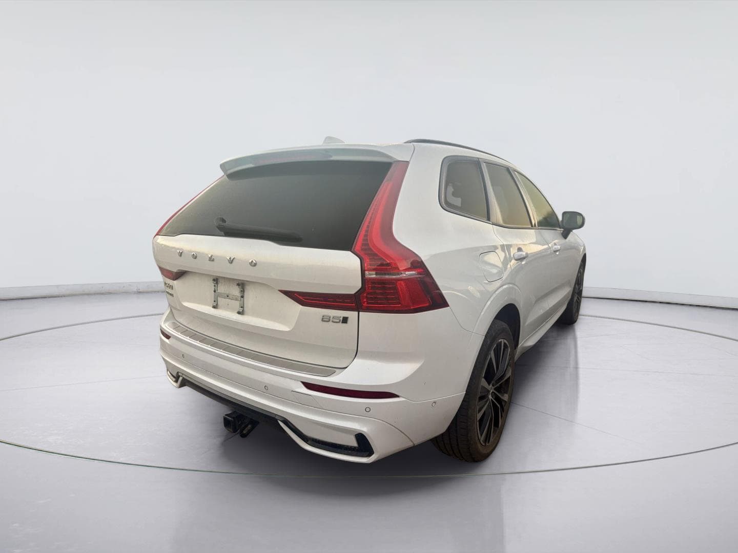 2023 Volvo XC60 Plus Dark Theme — photo 1 of 16